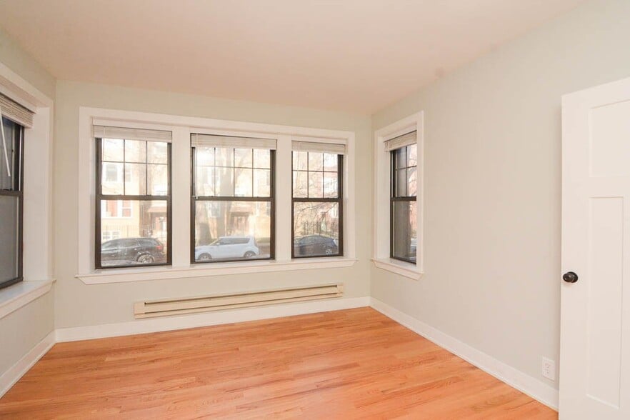 Building Photo - 4419 N Wolcott Ave