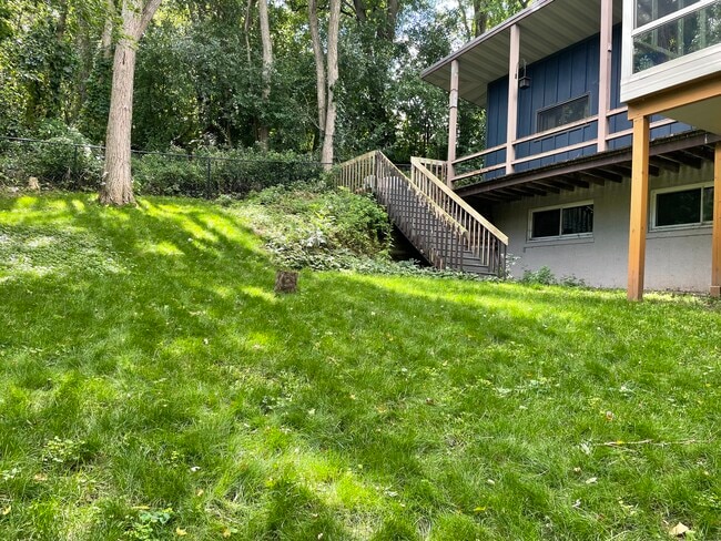 Building Photo - 1721 N High Point Rd