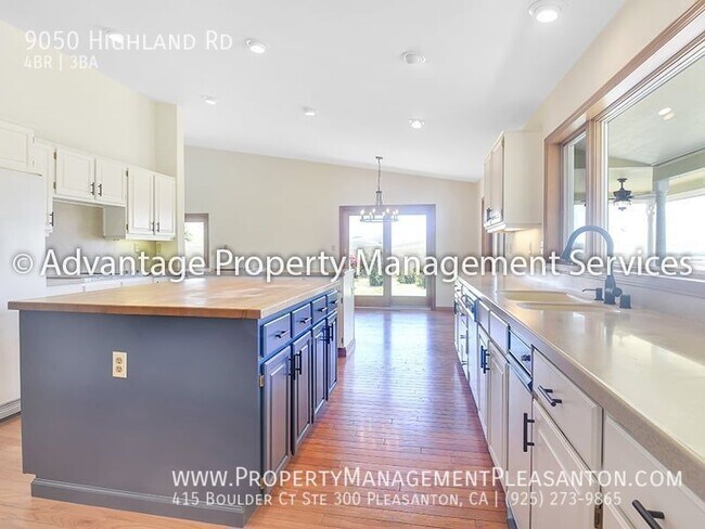 Building Photo - Unique 4 Bed / 3 Bath 3,484 Sq Ft Home off...