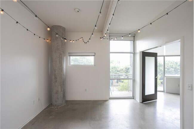 Building Photo - 2115 Yeaman Pl