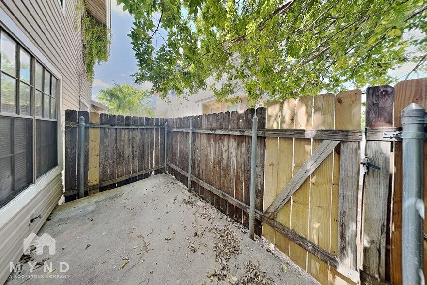 Building Photo - 2214 Creekside Ln