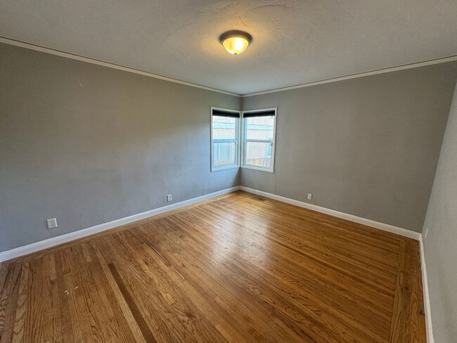 Building Photo - Charming 2-Bedroom Bungalow for Rent Near ...