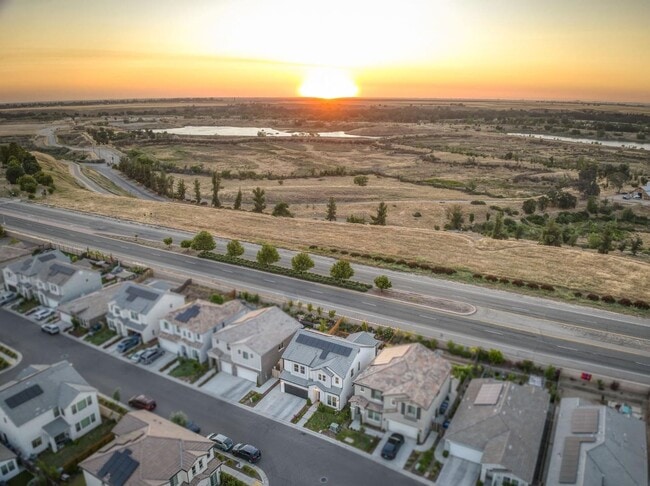 Building Photo - Copper River Canvas on the Bluffs! 4B/3BA ...