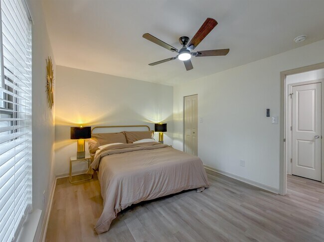 Building Photo - 2059 Little River Ln