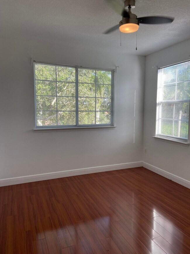 Building Photo - 9825 Baywinds Blvd