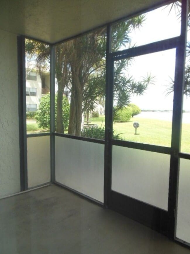 Building Photo - TWO BEDROOM TWO BATHROOM!! FULL LAKE VIEW!