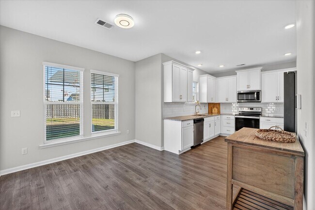 Building Photo - 113 Brookline Dr