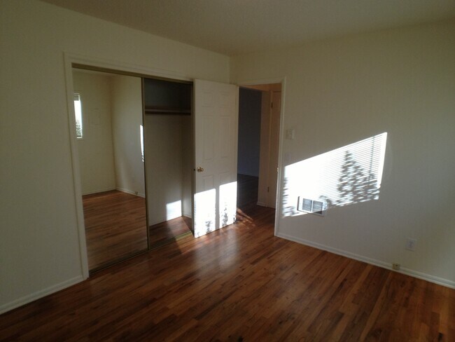 Building Photo - Lower 1bed, bike storage, great location, all dogs welcome!