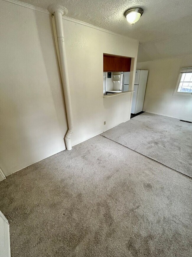 Building Photo - Three Bedroom, One Bathroom House with Fen...