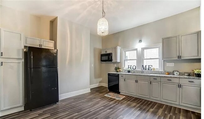 Building Photo - Welcome to this charming 3-bedroom, 2-bath...