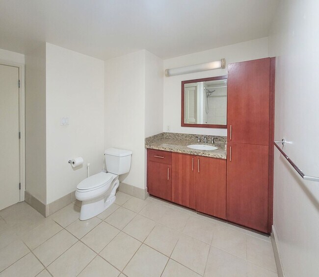 Building Photo - 1BR / 1Bath / 1Pkg - Condo in Kakaako Avai...