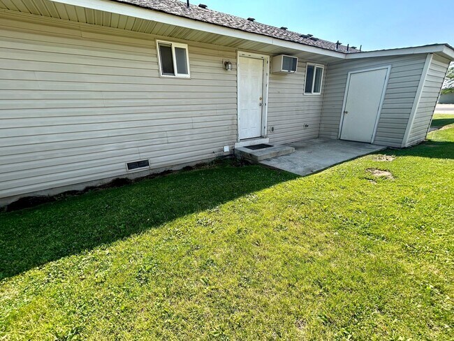 Building Photo - 1009 E 19th Ave