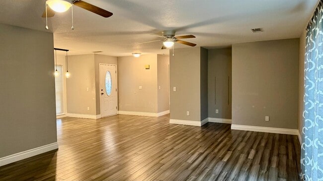 Building Photo - 2123 Cottonwood Ct