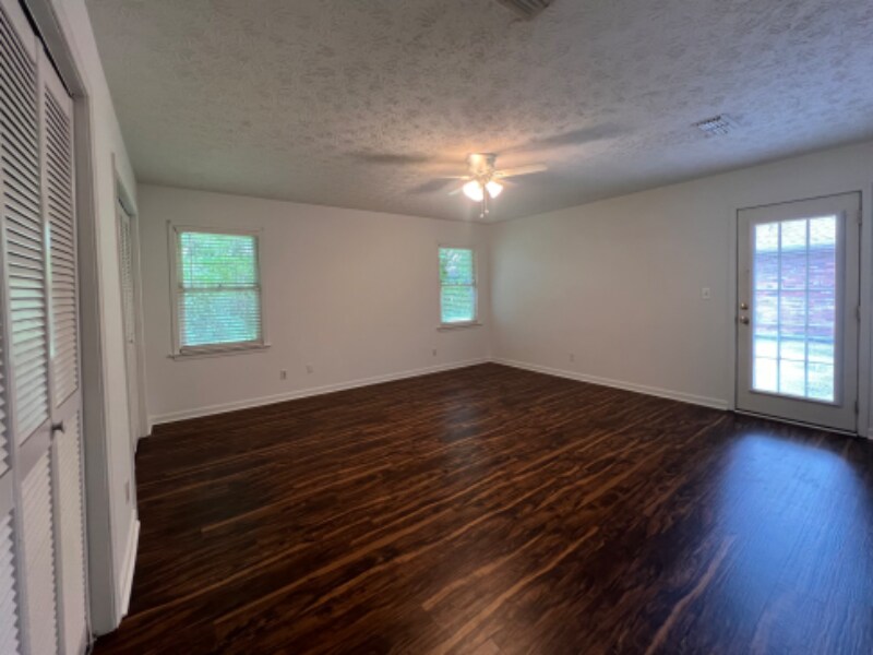 Building Photo - 107 Ledyard Dr