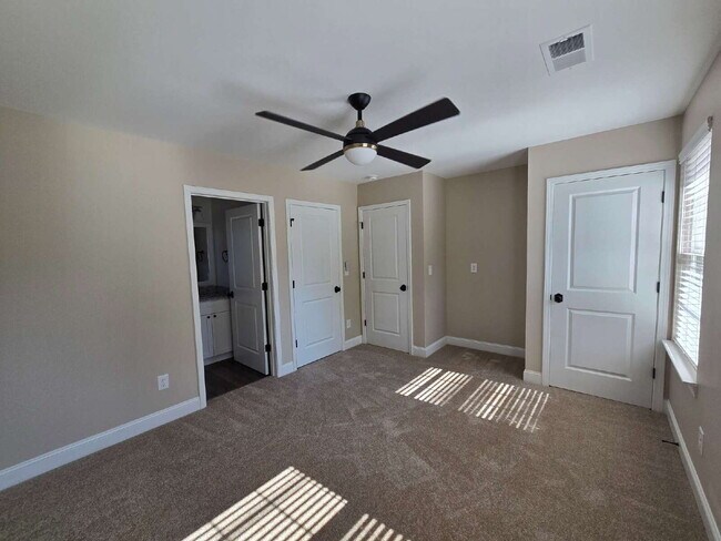 Building Photo - 2 Bedroom Townhomes Near Downtown Mebane for $1495