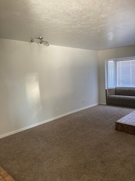 Building Photo - 3109 N Sunset Ave