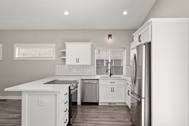 Building Photo - Beautifully Remodeled 3 Bedroom in Gresham...