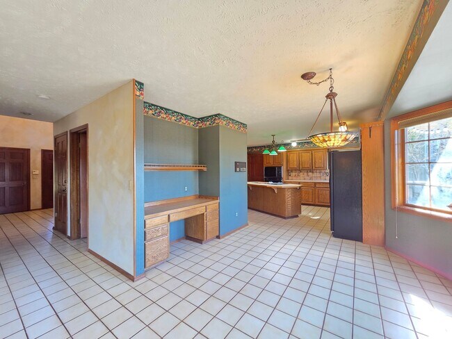 Building Photo - $3,800 - 5 Bed / 4 Baths Stunning Northwood Home with Views