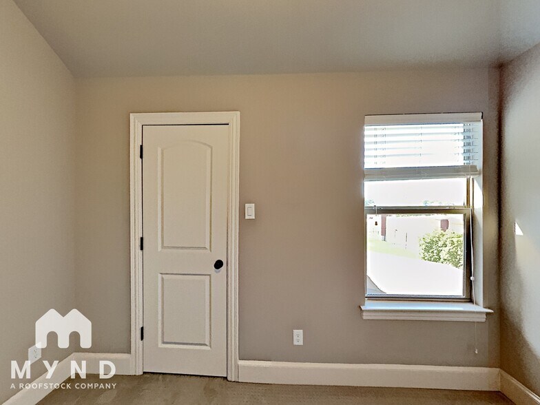 Building Photo - 10 Center Ct