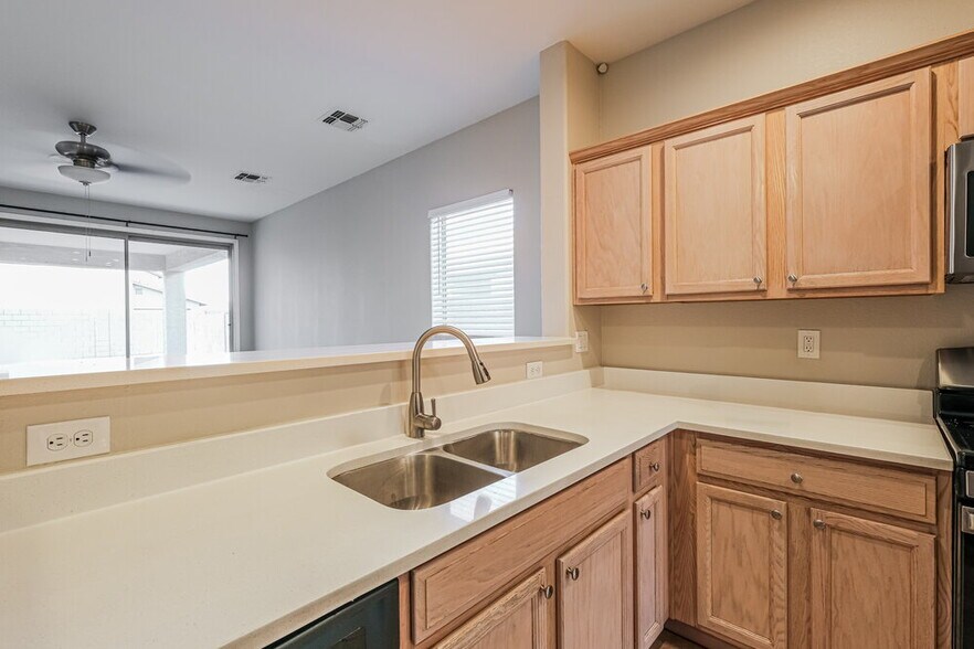 Building Photo - 11722 W Lincoln St