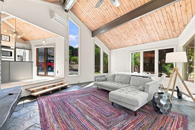 Building Photo - Remodeled Mid-Century 3-Bedroom, 2.5-Bath Home in a Highly Desirable Boise Neighborhood