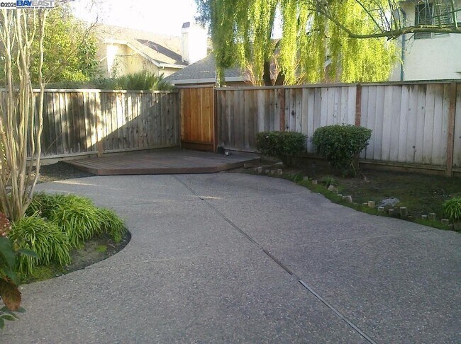 Building Photo - 6084 Vía de los Cerros