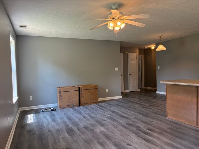 Building Photo - 102 Sparrow Ct