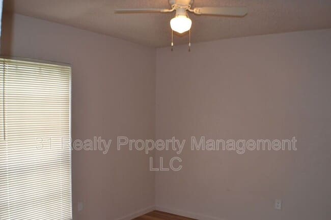 Building Photo - 1520 Pebblewood Dr