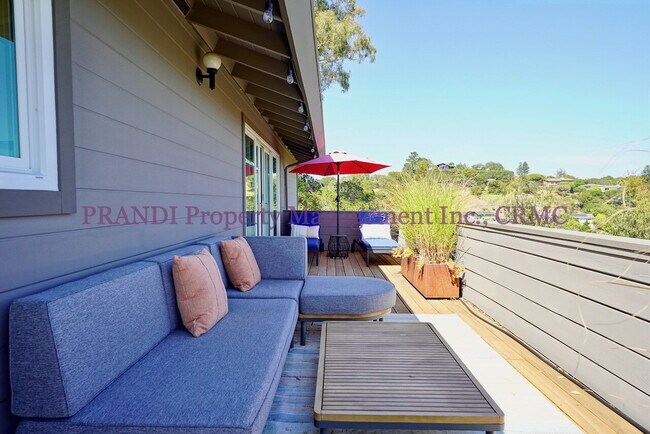Building Photo - Spacious Greenbrae View Home with Privacy ...