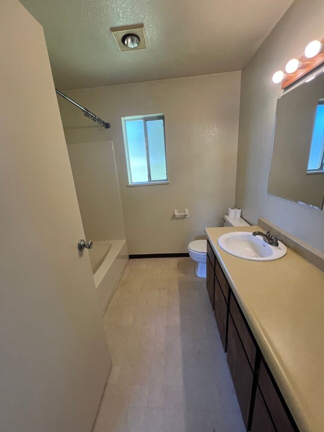 Building Photo - 2 Bedroom 1 Bath Mckinleyville House with ...