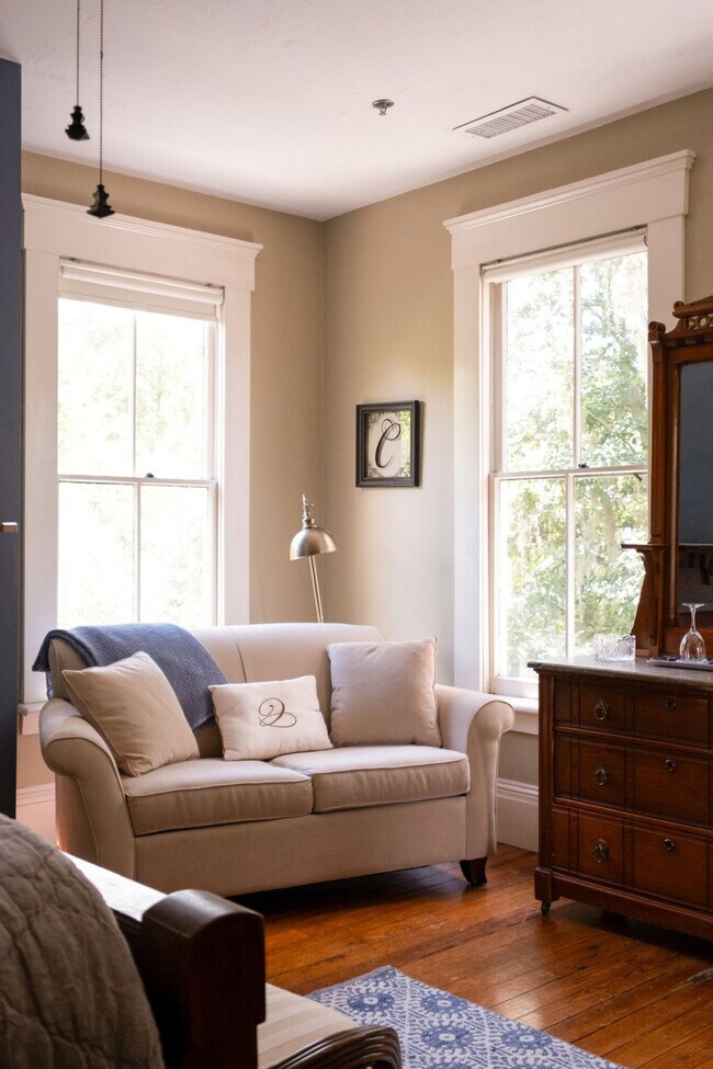 Building Photo - 221 SE 7th St