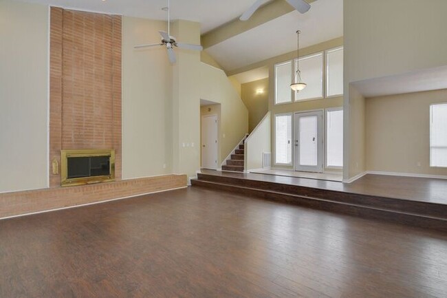 Building Photo - Spacious Three Bedroom in Goshen Lake