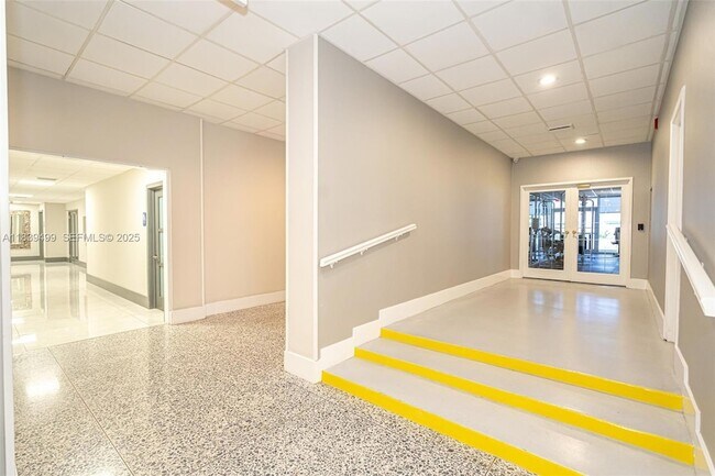 Building Photo - 3140 S Ocean Dr