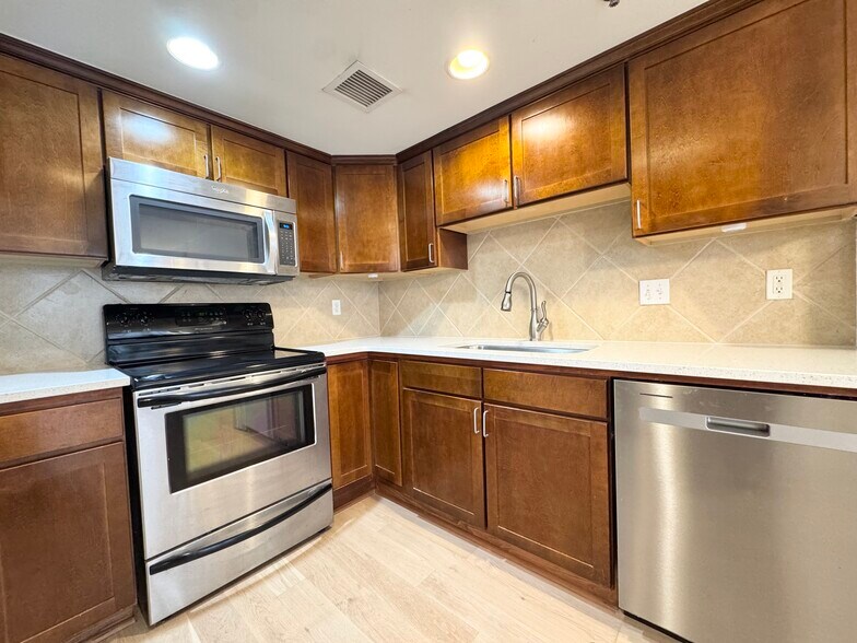 Building Photo - 600 Admiral Blvd