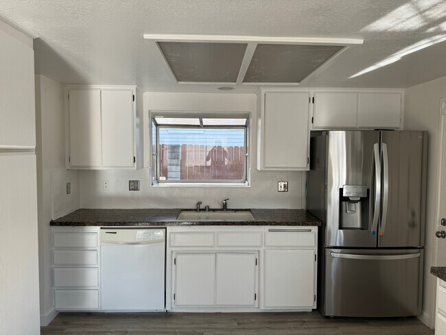 Building Photo - 512 E Lime Ave