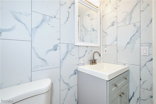 Building Photo - 824 Alderman St