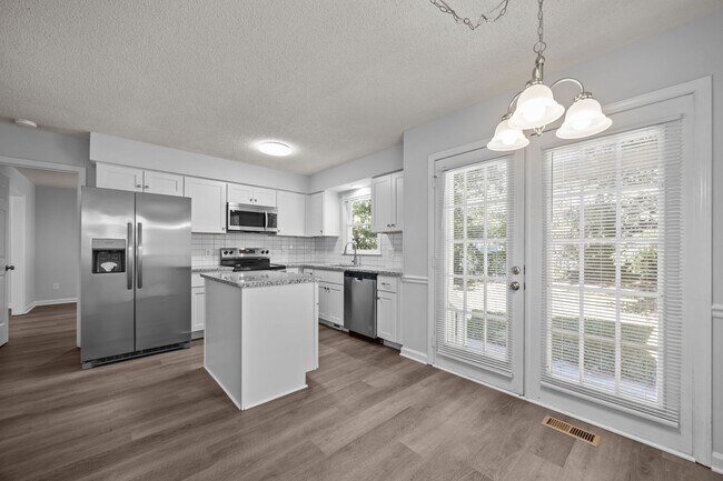 Building Photo - Spacious 3 Bedroom Home, LVP Floors, Updated Kitchen, New Cabinets, Granite, SS Appliances, Pet F...