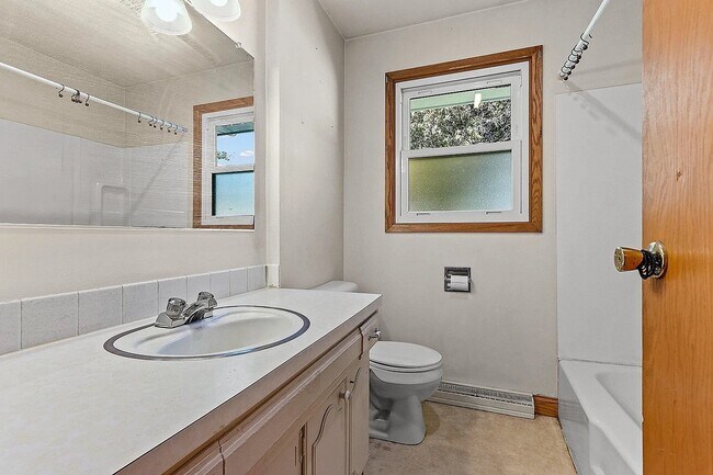 Bathroom - 2416 E Newberry St