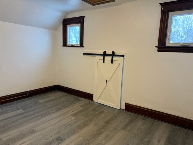 Building Photo - 3 Bed/1 Bath - Unit 132Ngor