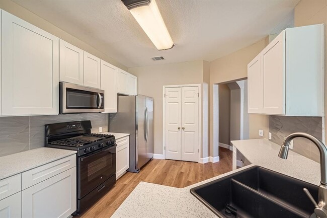 Building Photo - 15013 Doria Dr
