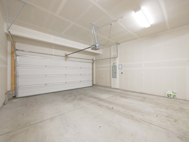 Building Photo - 4 Bed and 2.5 Bath Beautiful Single-family...