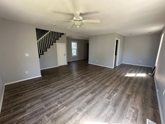 Building Photo - 4 Bedroom House!