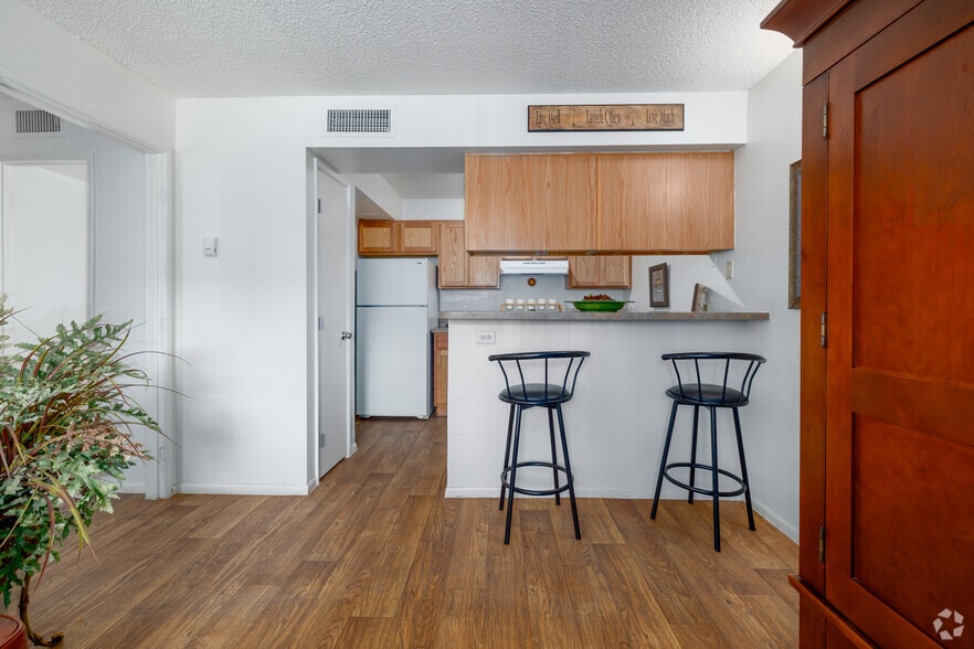 1BR, 1BA - 490SF - Kitchen - Santa Cruz