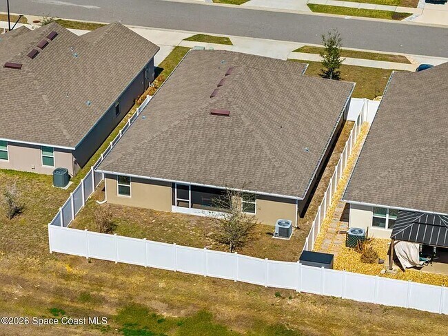 Building Photo - 695 Lantana St
