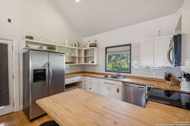 Building Photo - HISTORIC CHARM IN KING WILLIAM