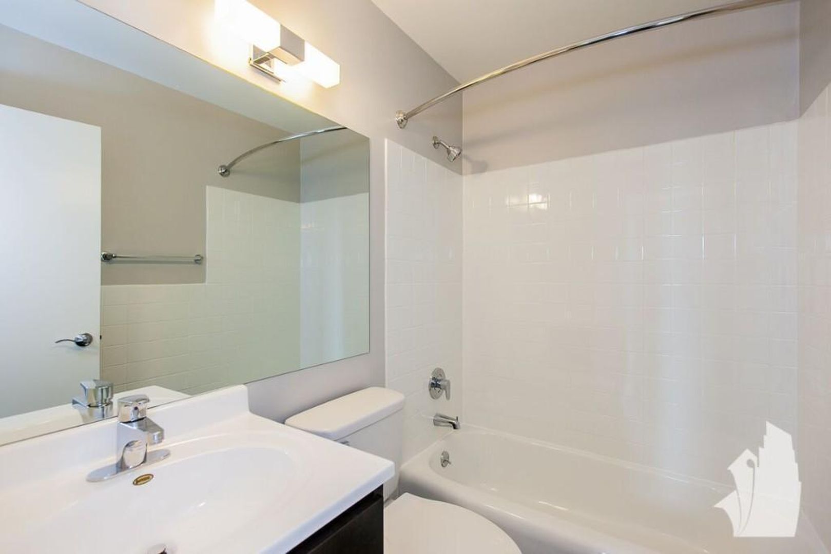 Building Photo - 5601 N Sheridan Rd