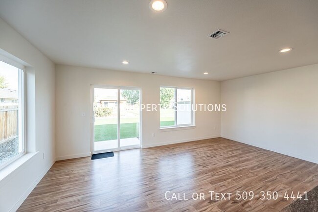 Building Photo - 1070 S Grand Dr