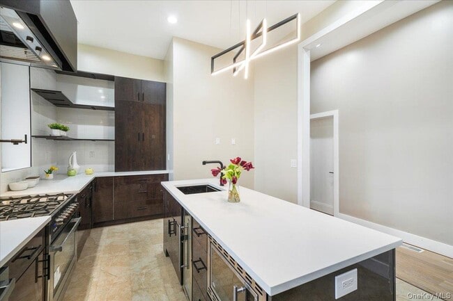 Building Photo - 260 W Main St