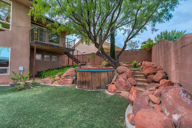 Building Photo - Gorgeous, Custom 4 bed, 3 bath Pet-Friendl...