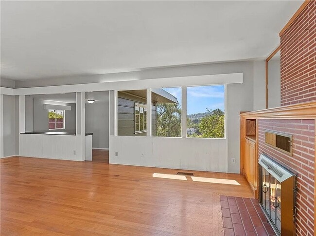 Building Photo - Gorgeous 3 bd 2 ba + Den Single Family hom...